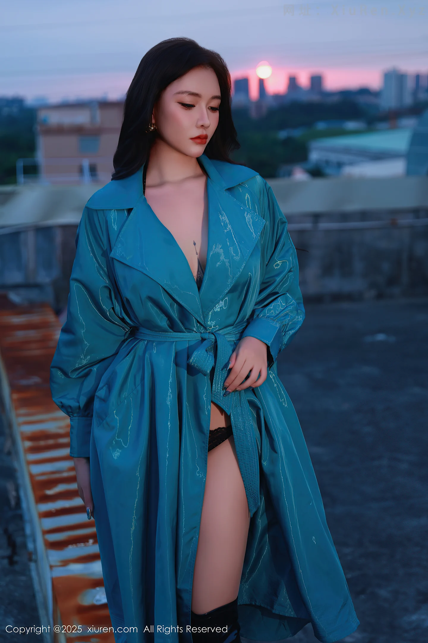 图片[4]-[XiuRen秀人网] VOL.10776 模特娜比性感蓝色风衣露黑色蕾丝情趣内衣秀凹凸身材诱惑写真82P-秀人网官方网站